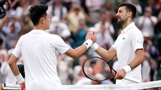 Wu and Djokovic shaking hands