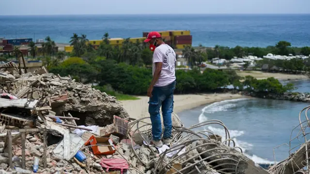 Volunteers and residents search for survivors in the rubble of collapsed buildings in Caraballeda, La Guaira state, Venezuela.
