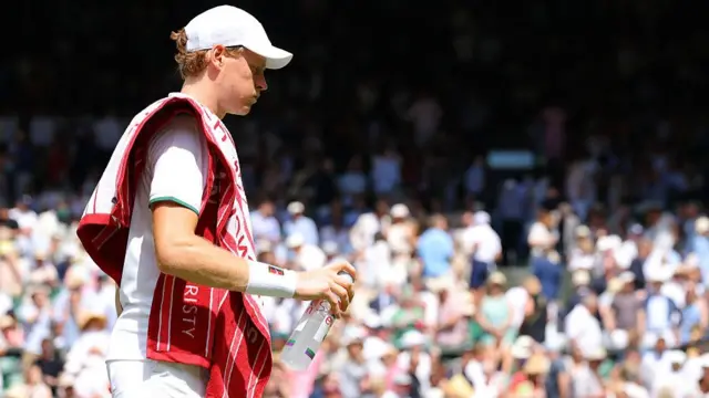 Jannik Sinner at the change of ends
