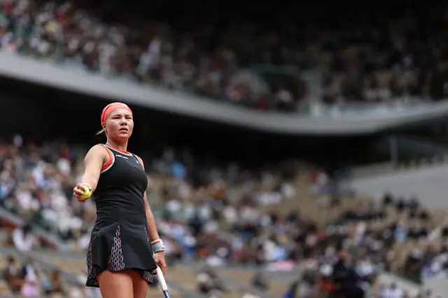Diana Shnaider prepares to serve to Aryna Sabalenka
