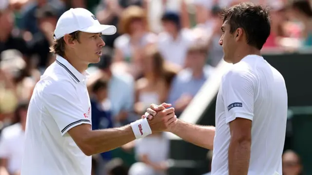 Alex De Minaur and Roman Andres Burruchaga shake hands