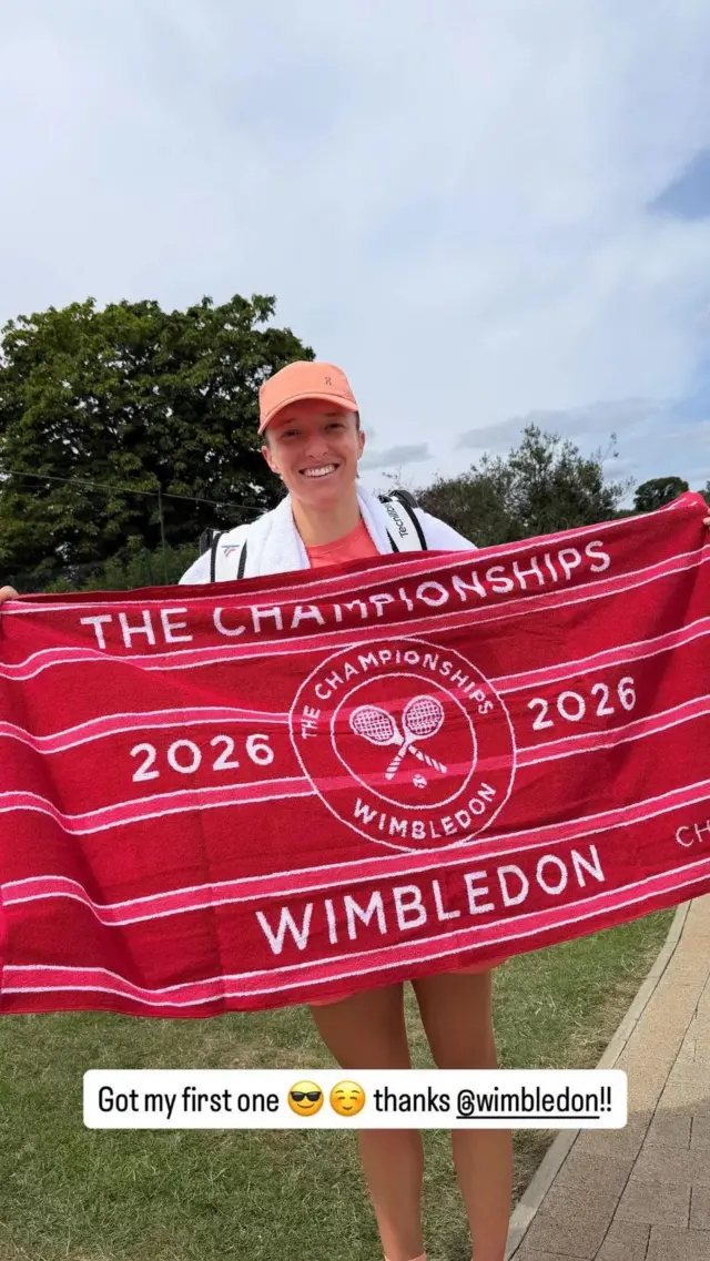 Iga Swiatek with a Wimbledon towel