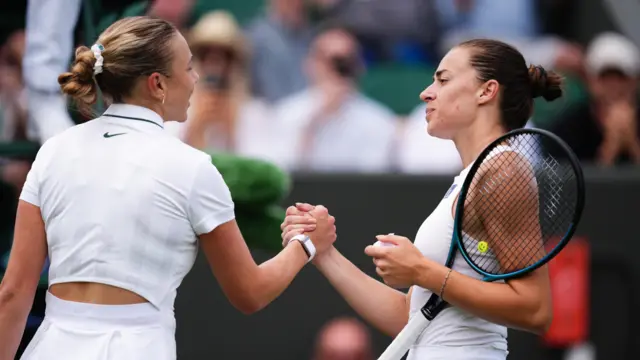 Amanda Anisimova shakes hands with Lina Gjorcheska