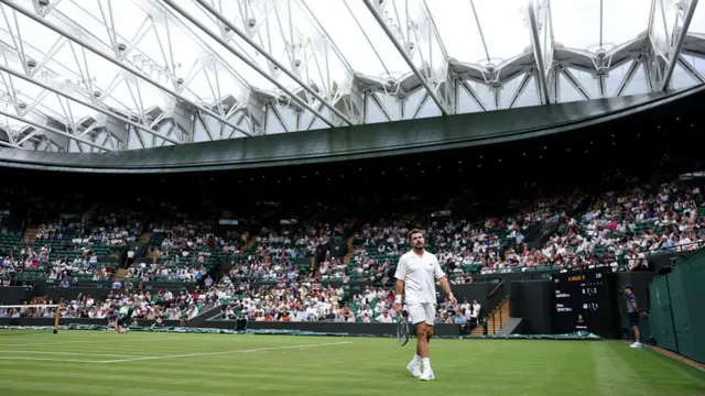 Stan Wawrinka on court