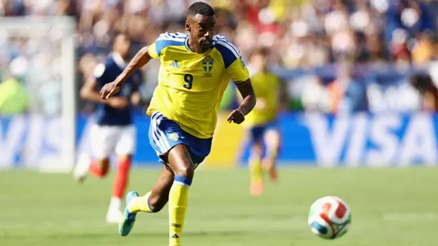 Sweden's forward #09 Alexander Isak runs with the ball during the 2026 World Cup round of 32 football match between France and Sweden.