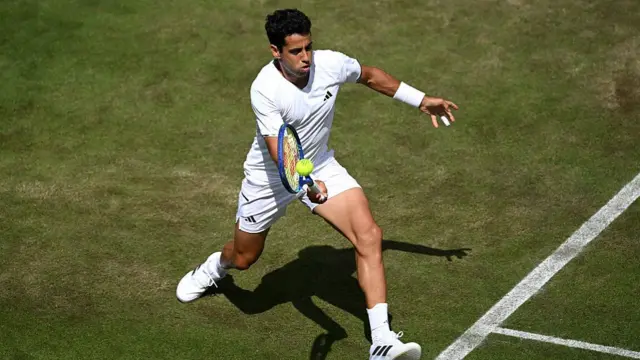Jaume Munar plays a forehand
