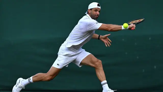Grigor Dimitrov hits a slice