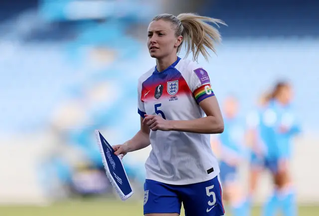 Leah Williamson in a home England kit
