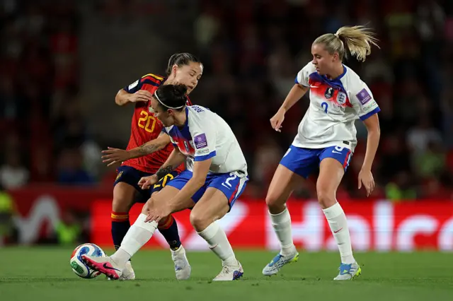 Claudia Pina tries to turn Lucy Bronze