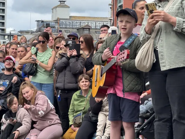 Felix wearing his guitar over the shoulder