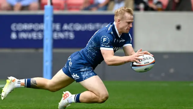 Arron Reed flies over the try-line