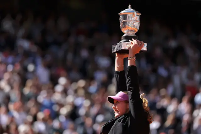 Mirra Andreeva lifts the trophy
