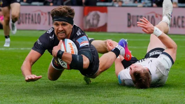 Henry Slade dives over for a try