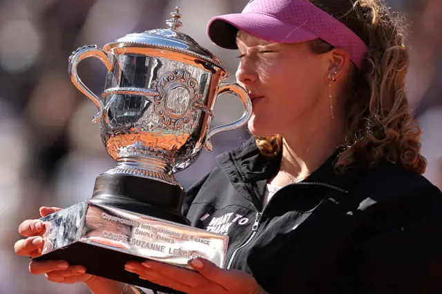 Mirra Andreeva kisses the trophy