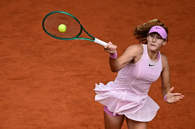 Mirra Andreeva plays a forehand return