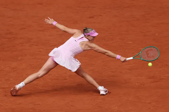 Mirra Andreeva plays a backhand