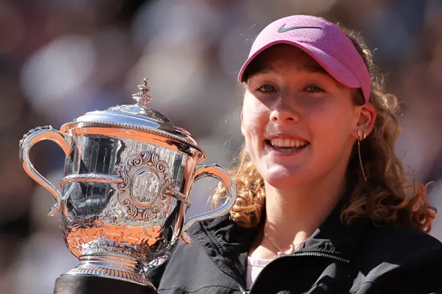 Mirra Andreeva holds the trophy