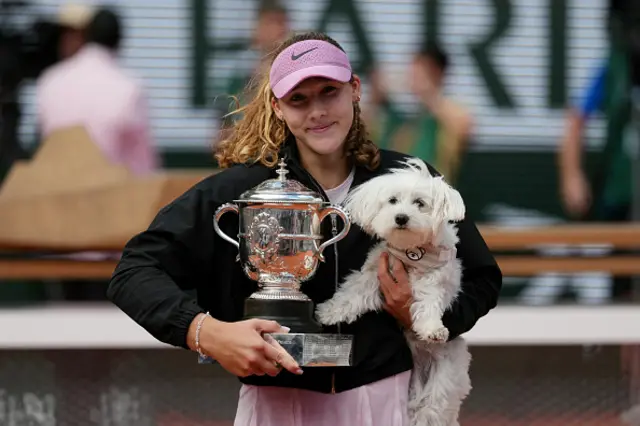 Mirra Andreeva poses with the Coupe Suzanne Lenglen (Suzanne Lenglen Trophy)