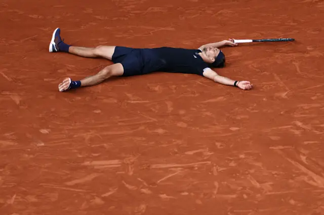 Alexander Zverev lays on the court