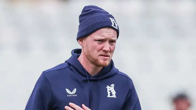 Dan Mousley warming up for Warwickshire