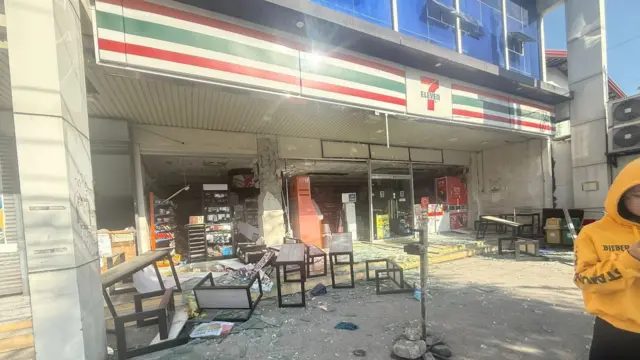 Shattered glass in front of 711