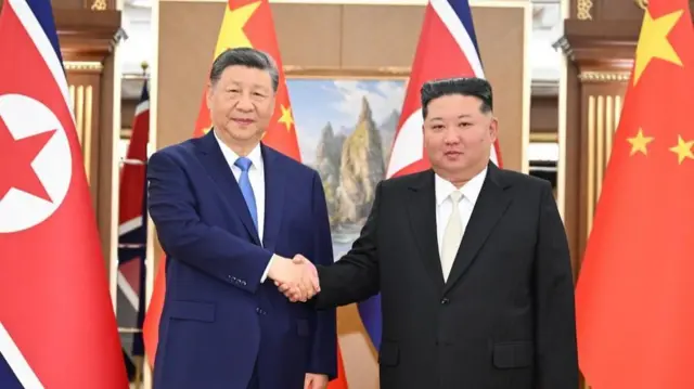 Xi Jinping shaking hands with Kim Jong Un