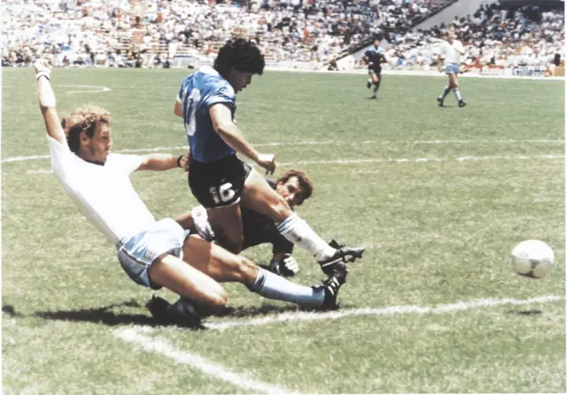 Maradona scores for Argentina against England at Azteca Stadium