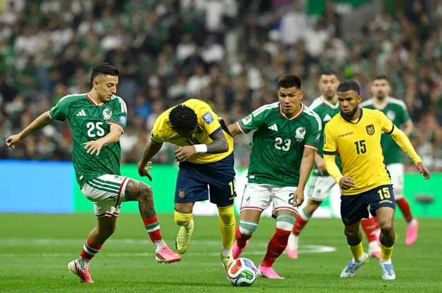 Mexico players tangle with Ecuador players