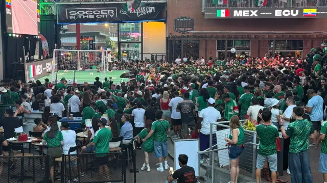 Kansas City main district full of Mexico fans