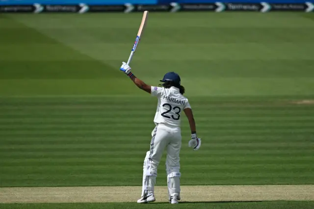 Harmanpreet Kaur celebrates his half-century