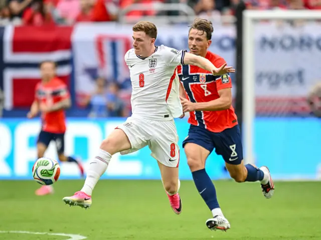 Elliot Anderson of England and Sander Berge of Norway battle for the ball