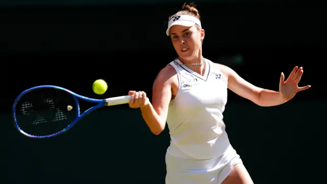 Linda Noskova hits a forehand