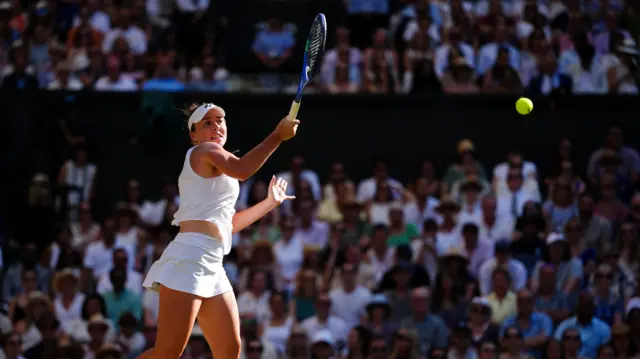 Linda Noskova hits a forehand