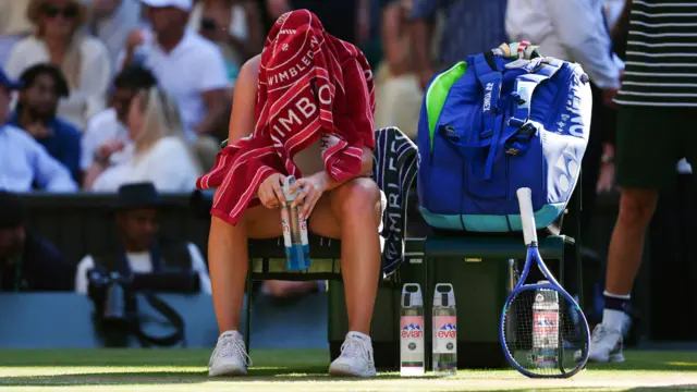 Linda Noskova with her head under her towel