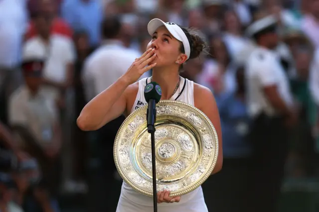 Linda Noskova blows a kiss to the sky