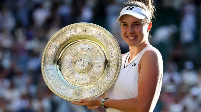 Linda Noskova holds the Wimbledon trophy