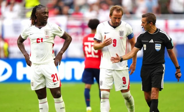 England's Harry Kane (centre) and Eberechi Eze (left) appeal to referee Clement Turpin