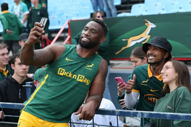 Siya Kolisi takes a selfie with fans