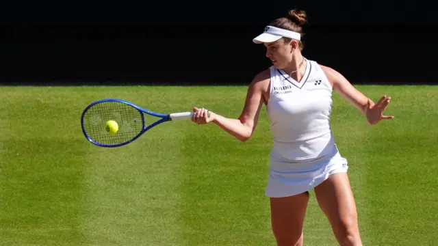 Linda Noskova hits a forehand