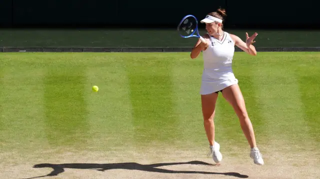 Linda Noskova hits a forehand