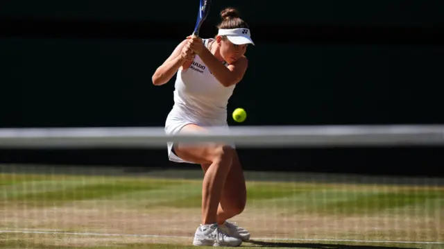 Linda Noskova hits a backhand