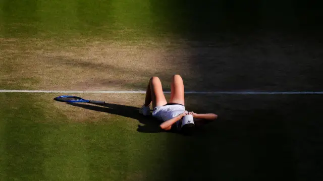 Linda Noskova falls to the floor