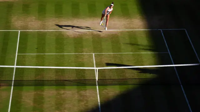 Linda Noskova serves