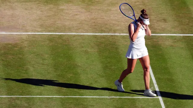 Linda Noskova with her fingers in her ears