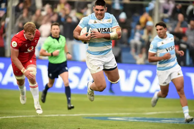 Joaquin Oviedo dives to score a try
