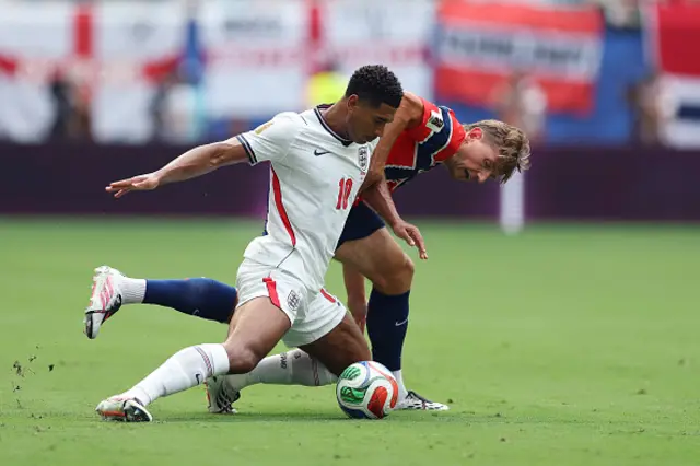 Jude Bellingham and Norway's midfielder #08 Sander Berge fight for the ball