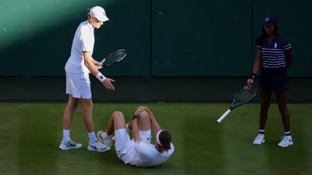 Jannik Sinner helps Alexander Zverev off the floor