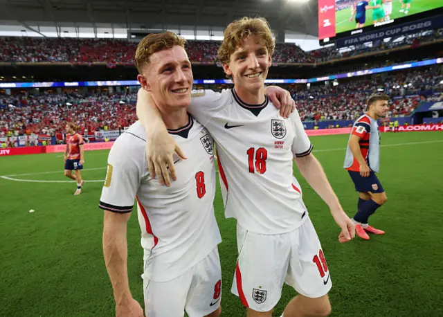 : Elliot Anderson #8 and Anthony Gordon #18 of England celebrate