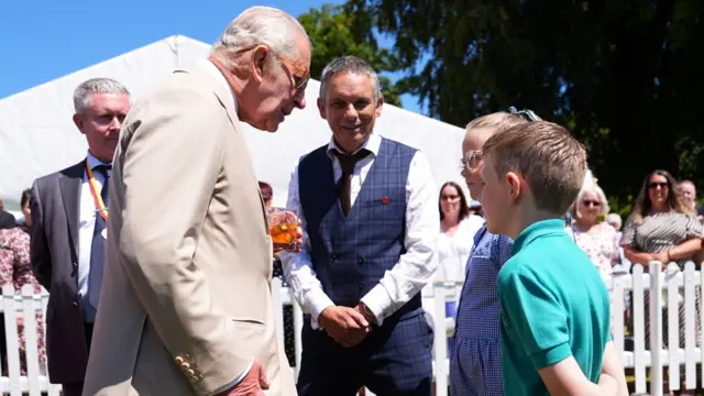 The King talks to two children