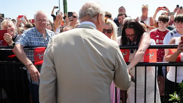 The King meets well-wishers
